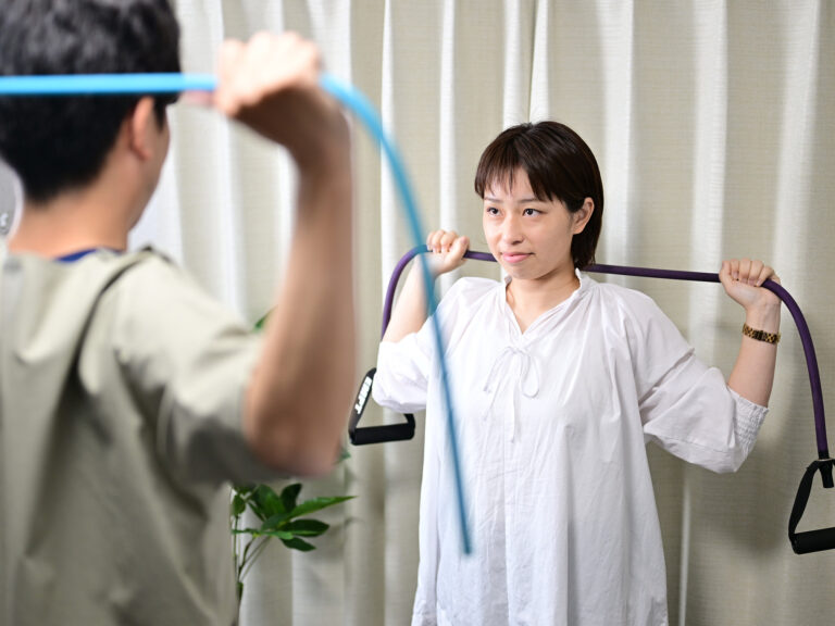 チューブを使った運動療法の指導｜関目高殿の整体院 友
