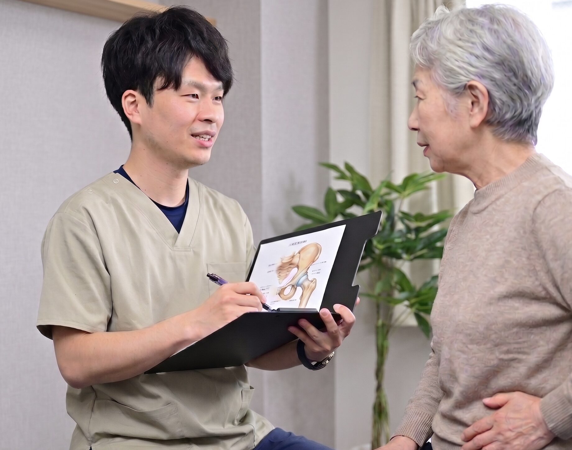 院長が患者さんの股関節を診ている様子