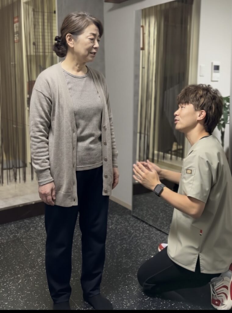 院長の上垣が、年配の女性のお話を目線を合わせてじっくり聞いている様子